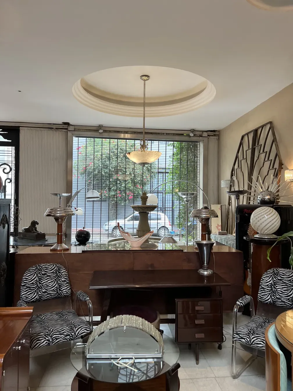 scrivania antica con lampada e sedie di design