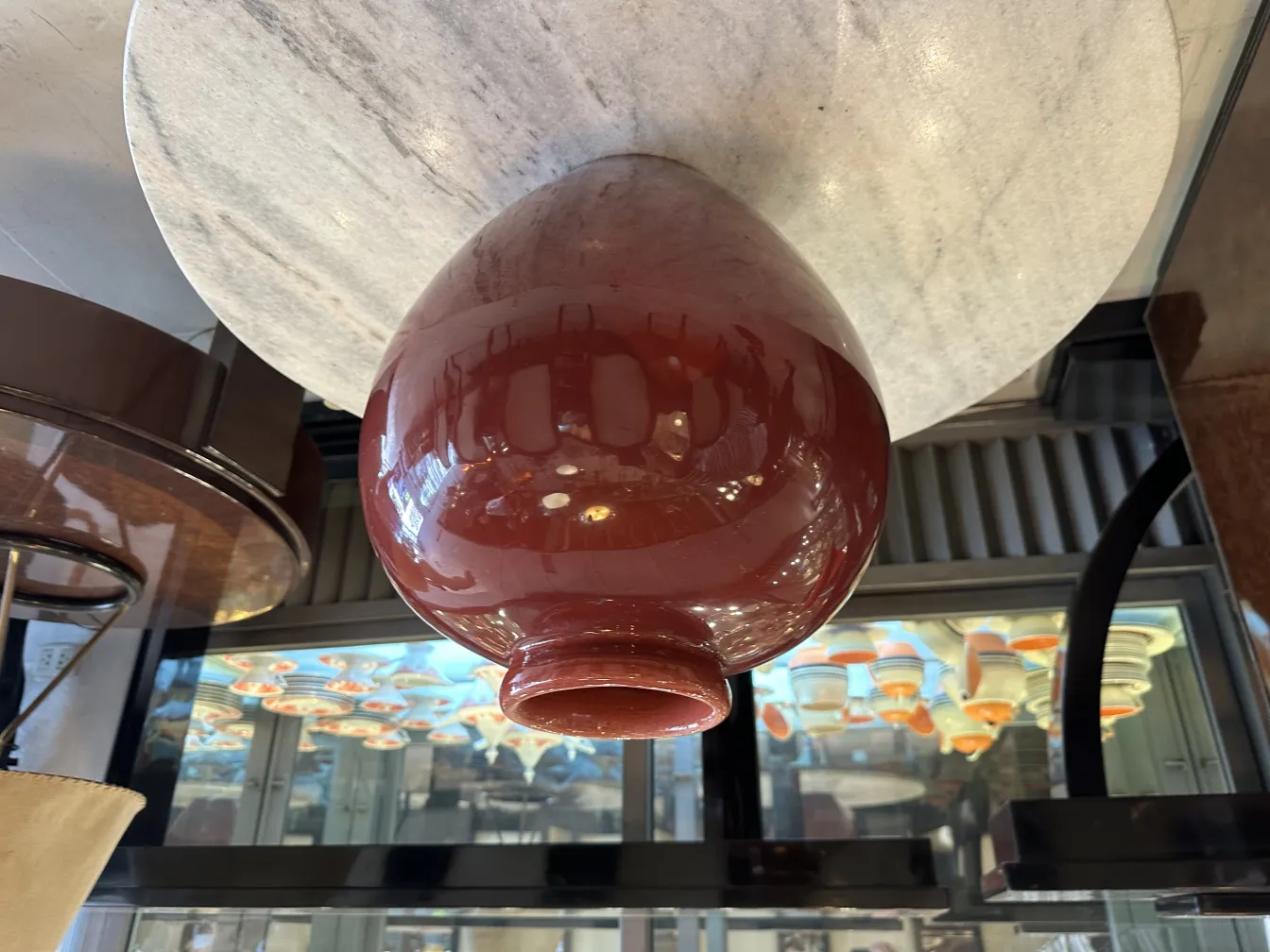 고대 도자기의 둥근 형태가 현대적인 환경에서 전시되고 있습니다.