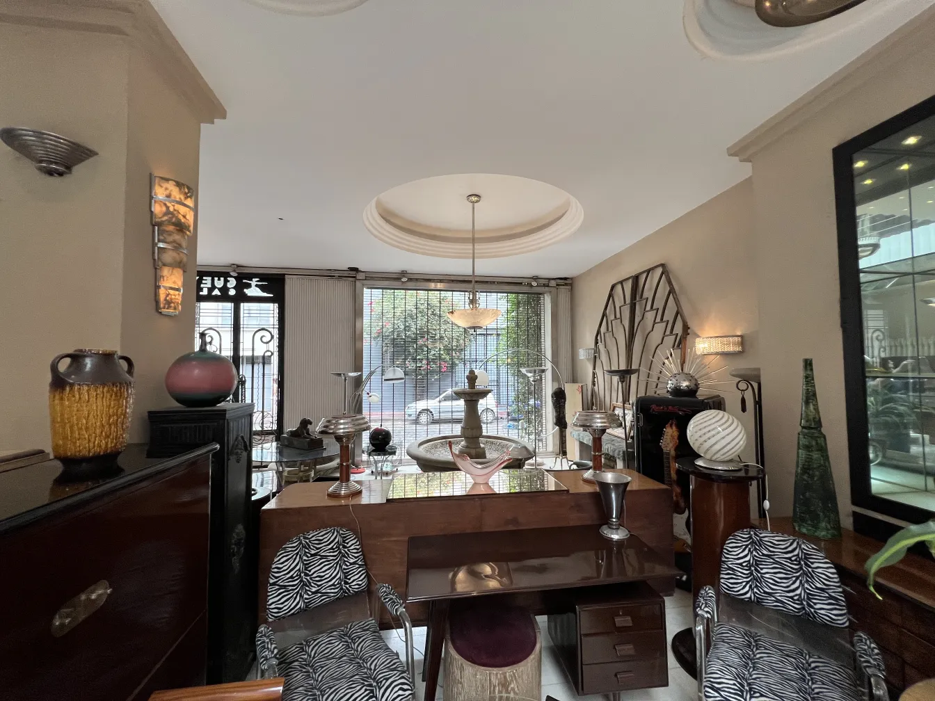 Escritorio antigo en ambiente elegante com objetos únicos.