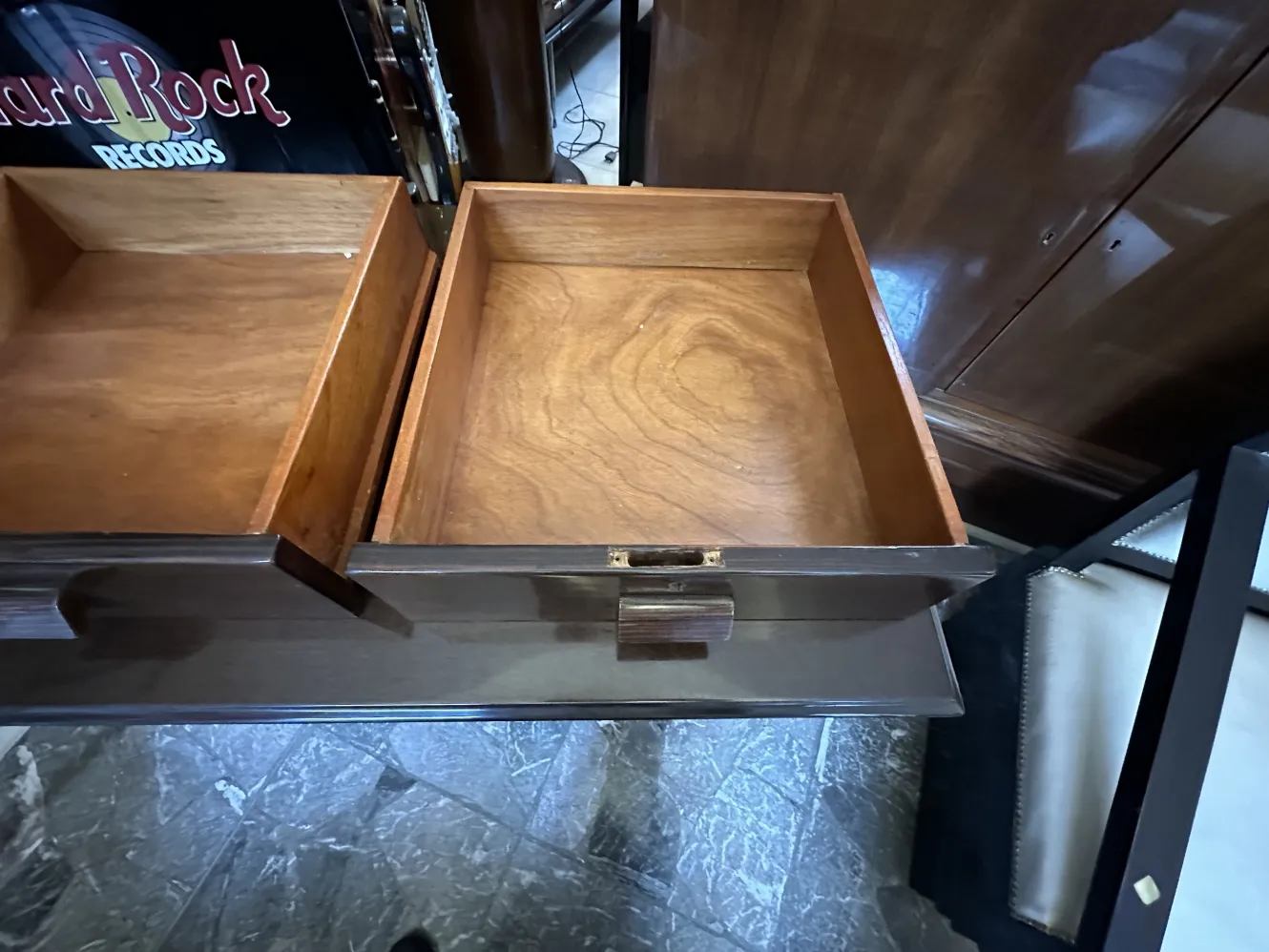 Vue d'un bureau ancien avec des tiroirs en bois