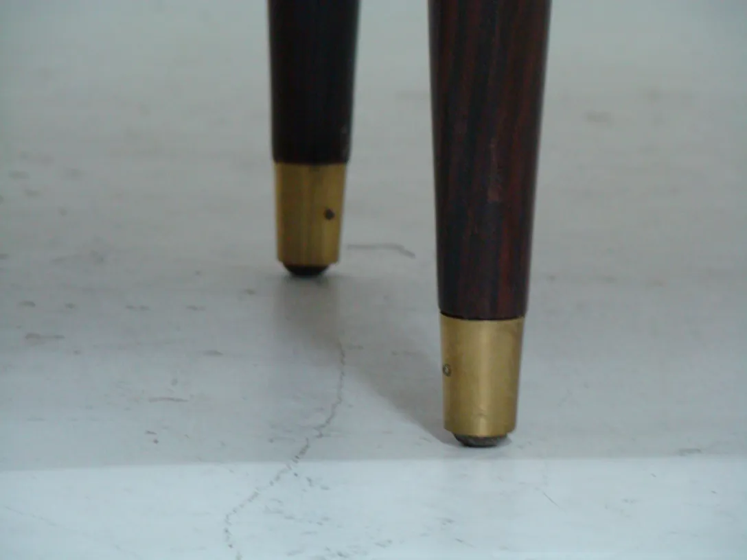 detalhe das pernas de um escritório antigo com acabamentos