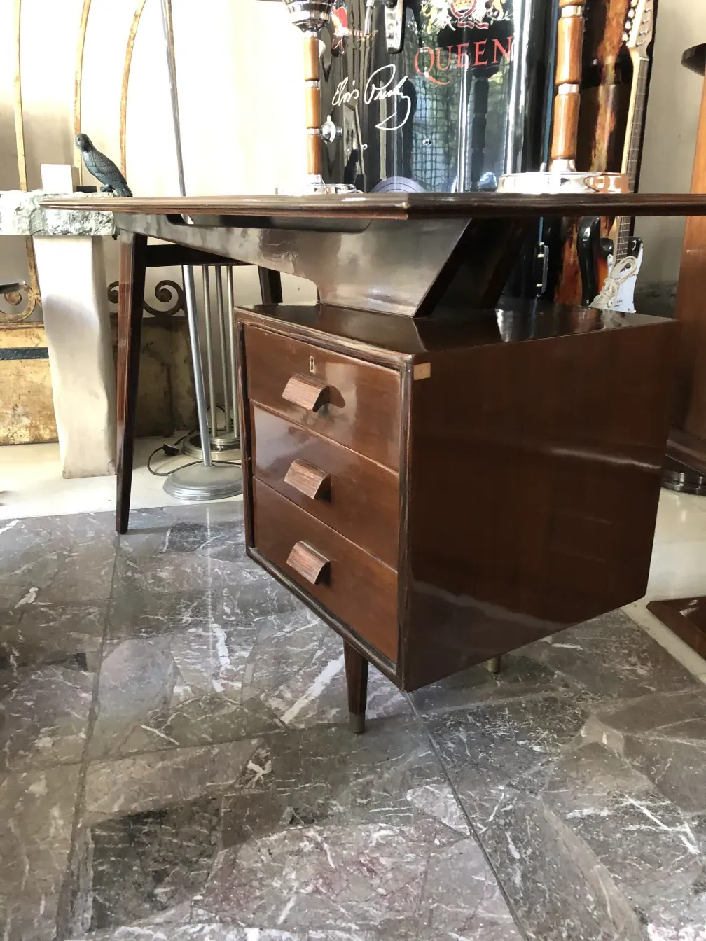 Escritorio antiguo de madera con dos cajones, ambiente clásico.