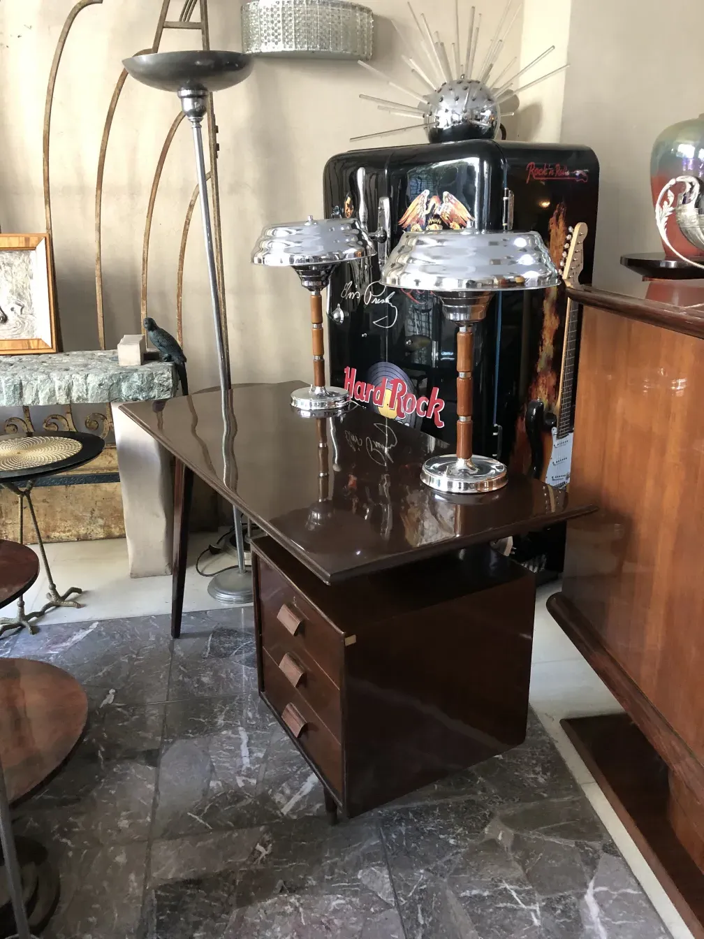 古董书桌配有灯和装饰的视图。