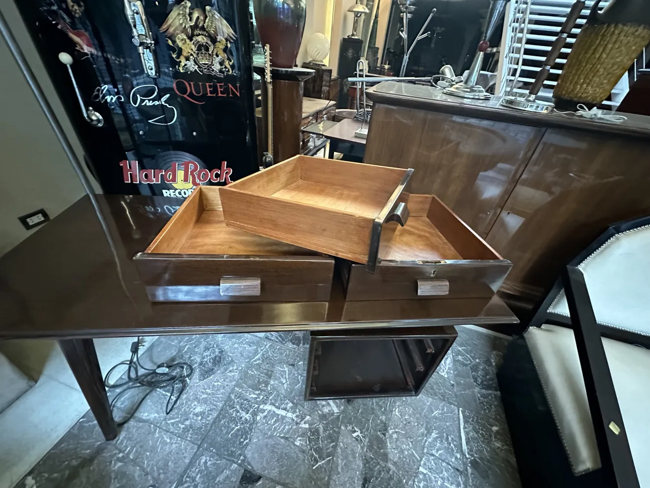 scrivania antica con due cassetti in un ambiente elegante, dettagli visibili.