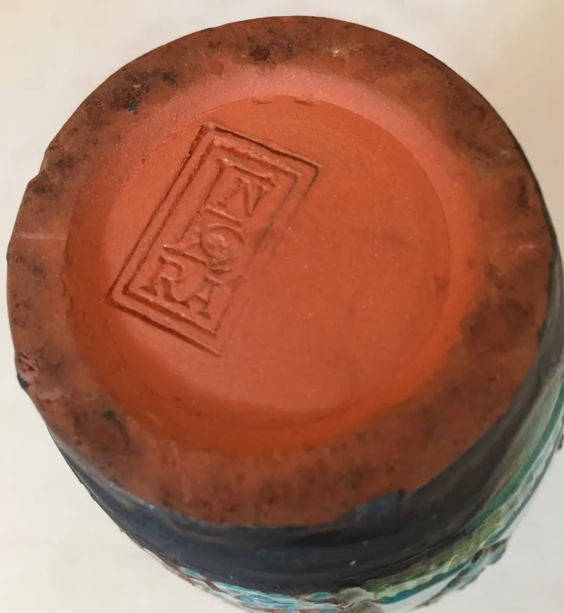 古代装飾陶器の底の詳細、刻印付き。