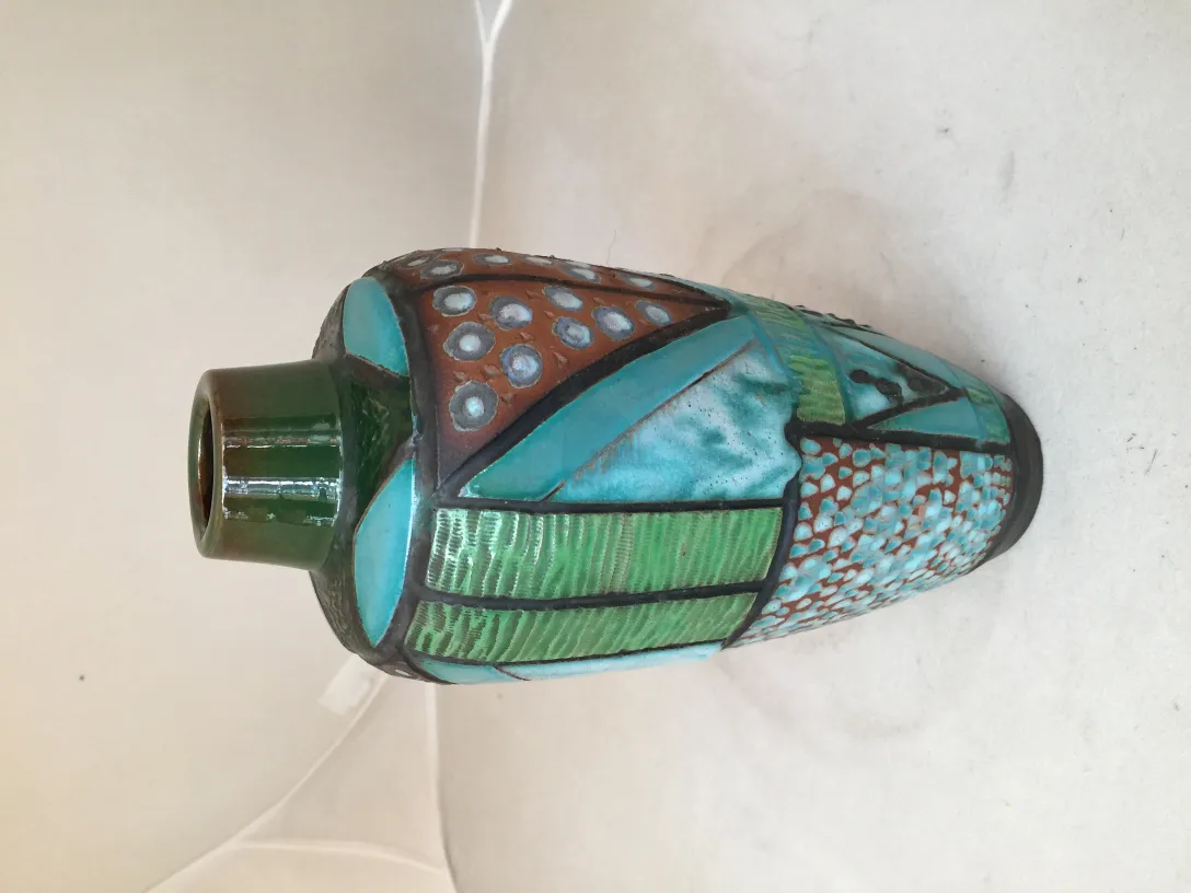 Vase ancien en céramique avec des couleurs vibrantes