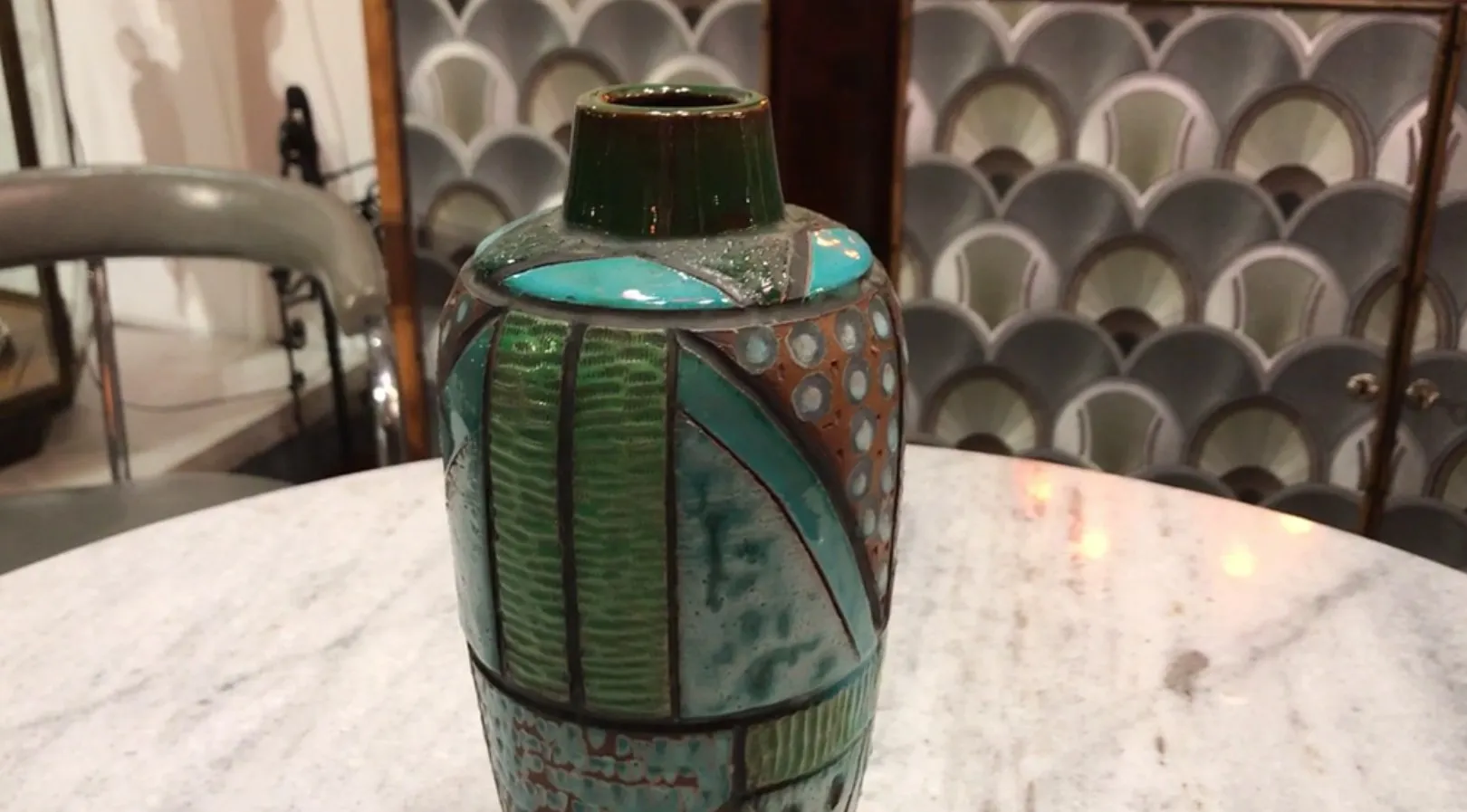 vase en céramique antique avec des couleurs vives et des motifs