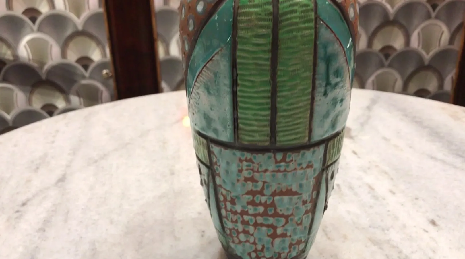 Vase en céramique antique avec un design coloré et texturé