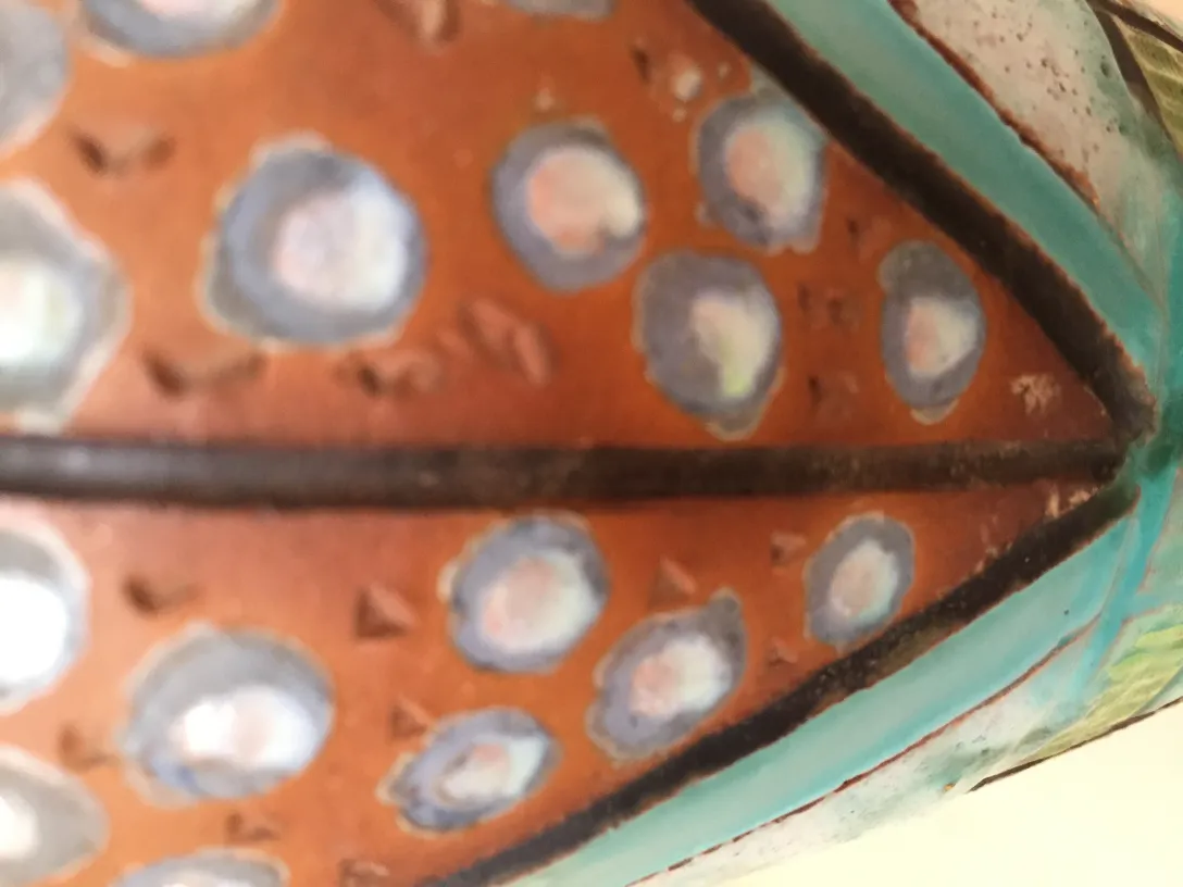 ceramica antica colorata con motivi distintivi