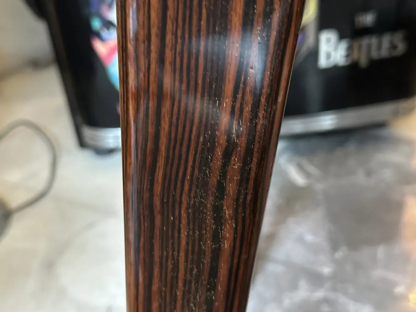 Détails d'un ancien bureau de style classique avec une belle finition sombre.