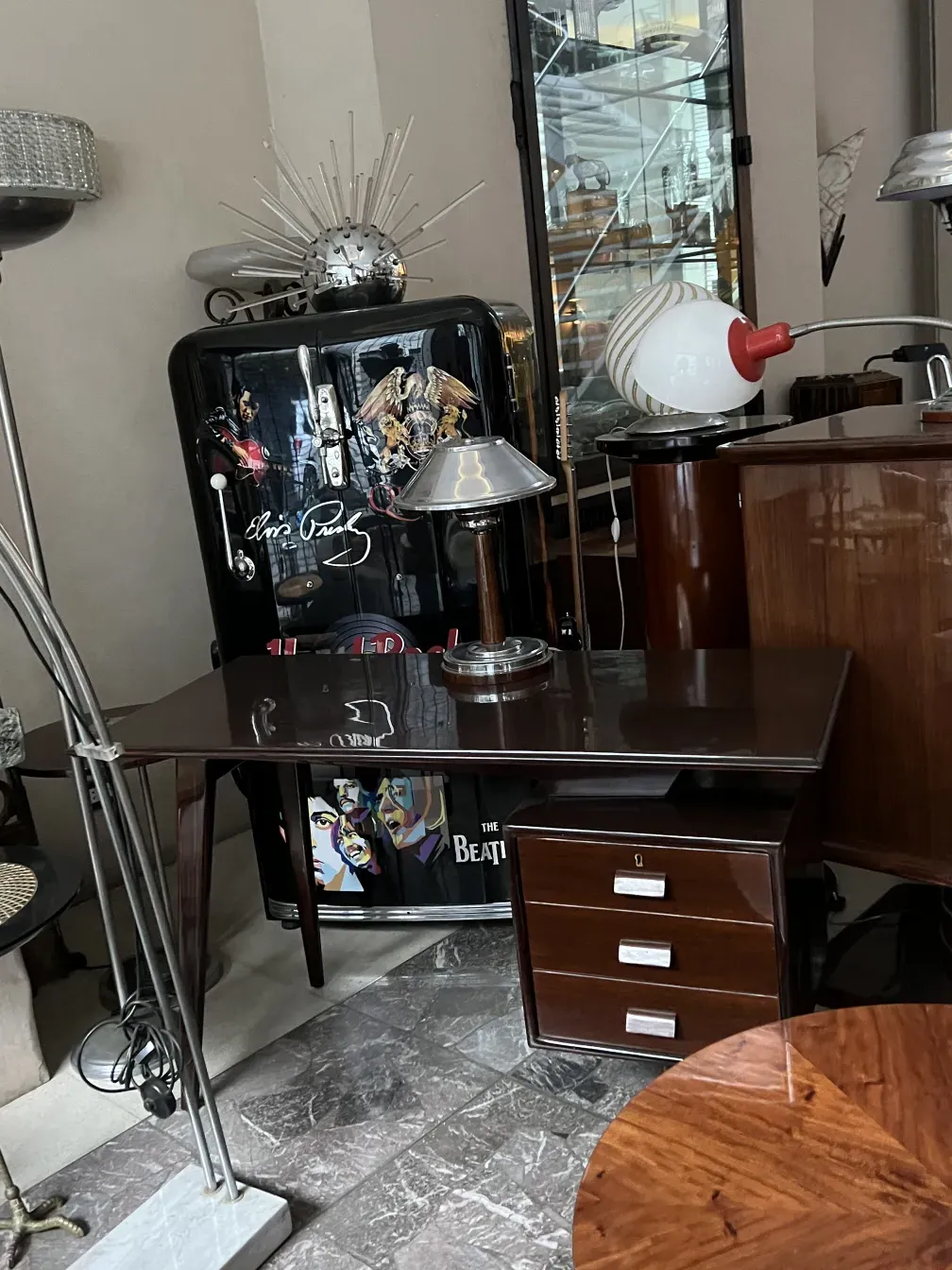 antiker Schreibtisch mit zwei Fächern und modernen Lampen