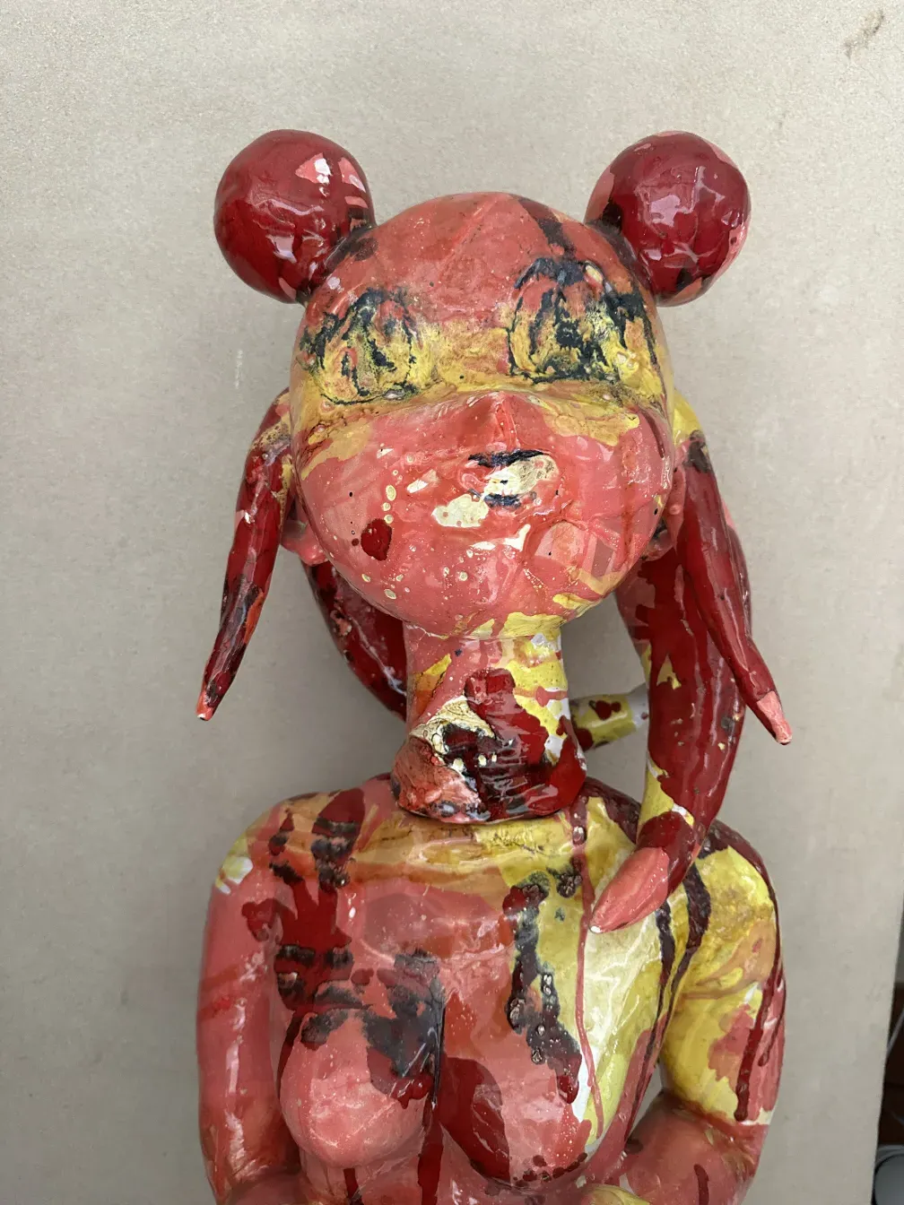 escultura de cerâmica com cores vermelha e amarela, apresentando formas curiosas e detalhes impressionantes no design