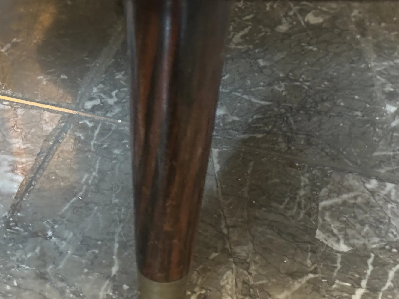 Jambe d'un bureau ancien classique avec détail courbé.