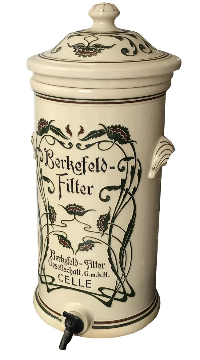 Antica ceramica con decorazione floreale e superficie liscia.