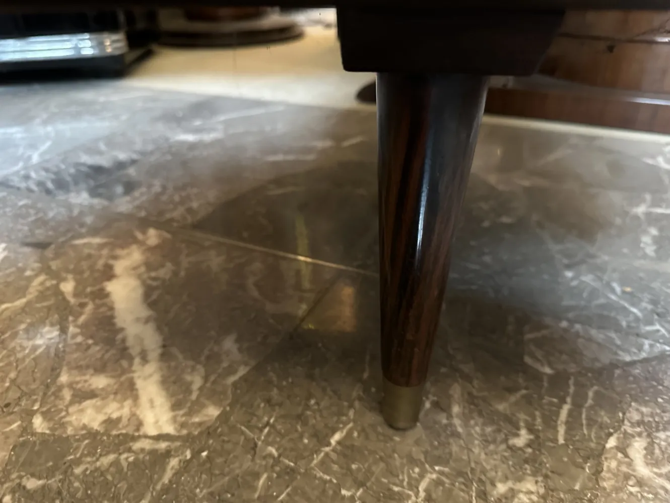 مكتب قديم بأرجل أنيقة في بيئة كلاسيكية