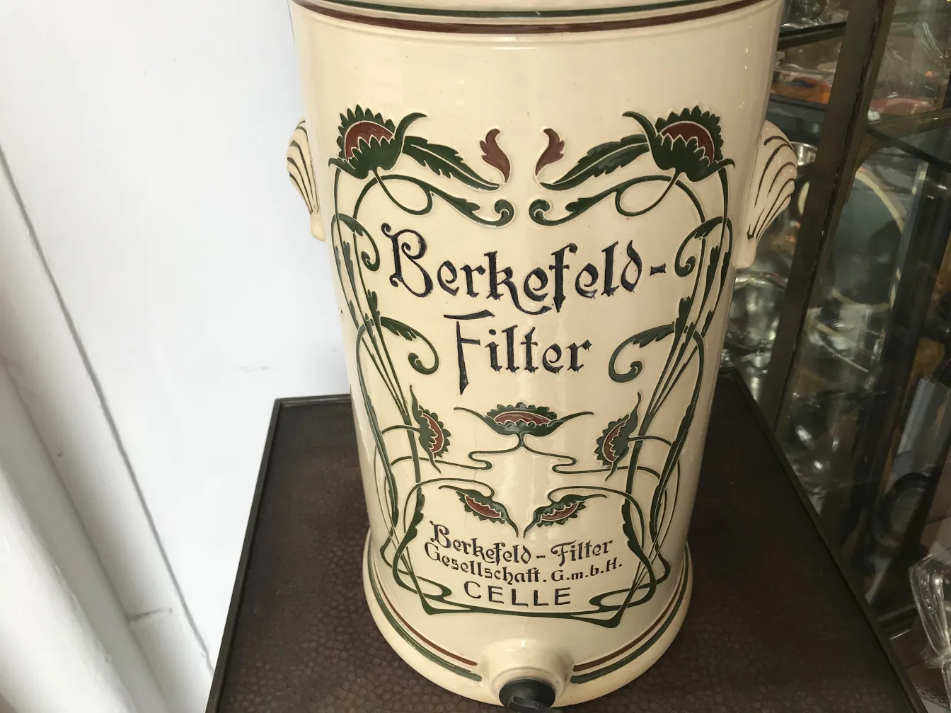 Antica ceramica con decorazione floreale di berkeley-filter.