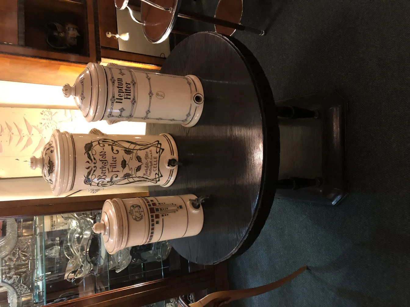 três jarros de cerâmica antiga em uma mesa