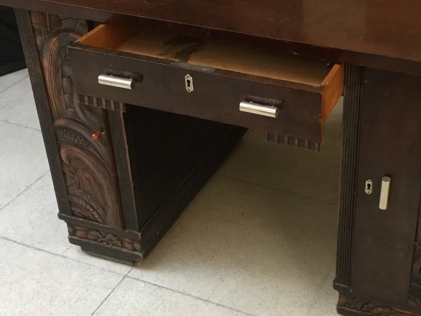 antiker Schreibtisch mit offenem Schublade und detaillierter Dekoration
