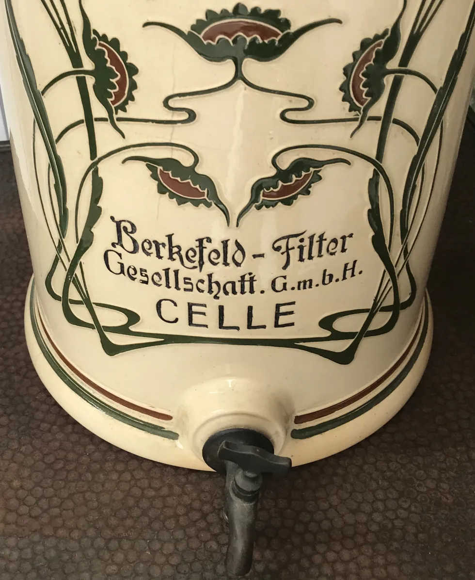 Antiga cerâmica decorativa com motivos de flores e folhas