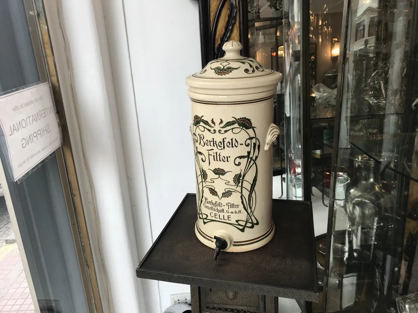 Alte Keramik Berkefeld mit grünen Details, klassischer Stil.