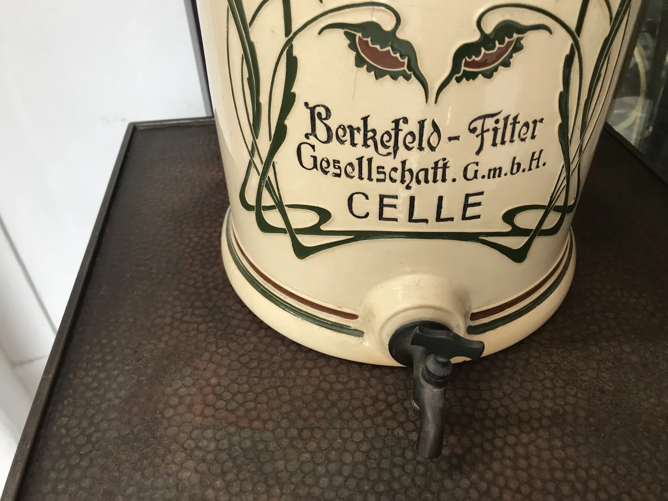 Jarra cerámica antigua de Berkefeld con diseño floral.