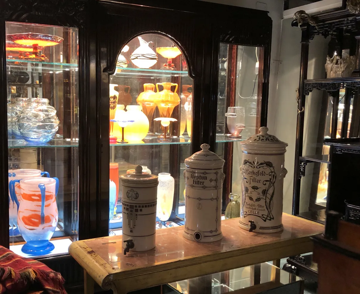 Drei antike Keramik-Wasserspender Berkefeld in einer Vitrine