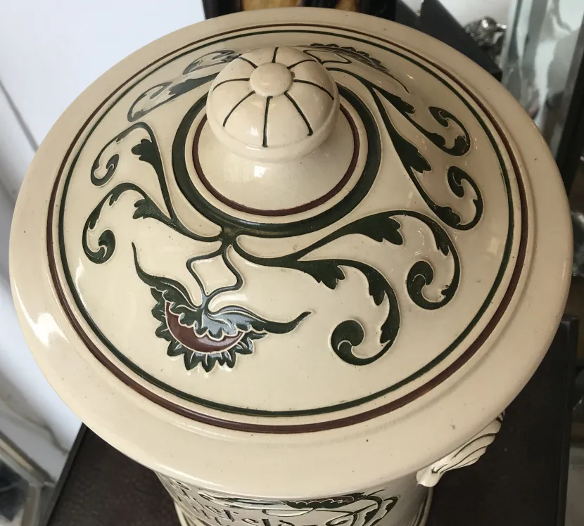 Antiker Keramikdeckel mit floralem Design