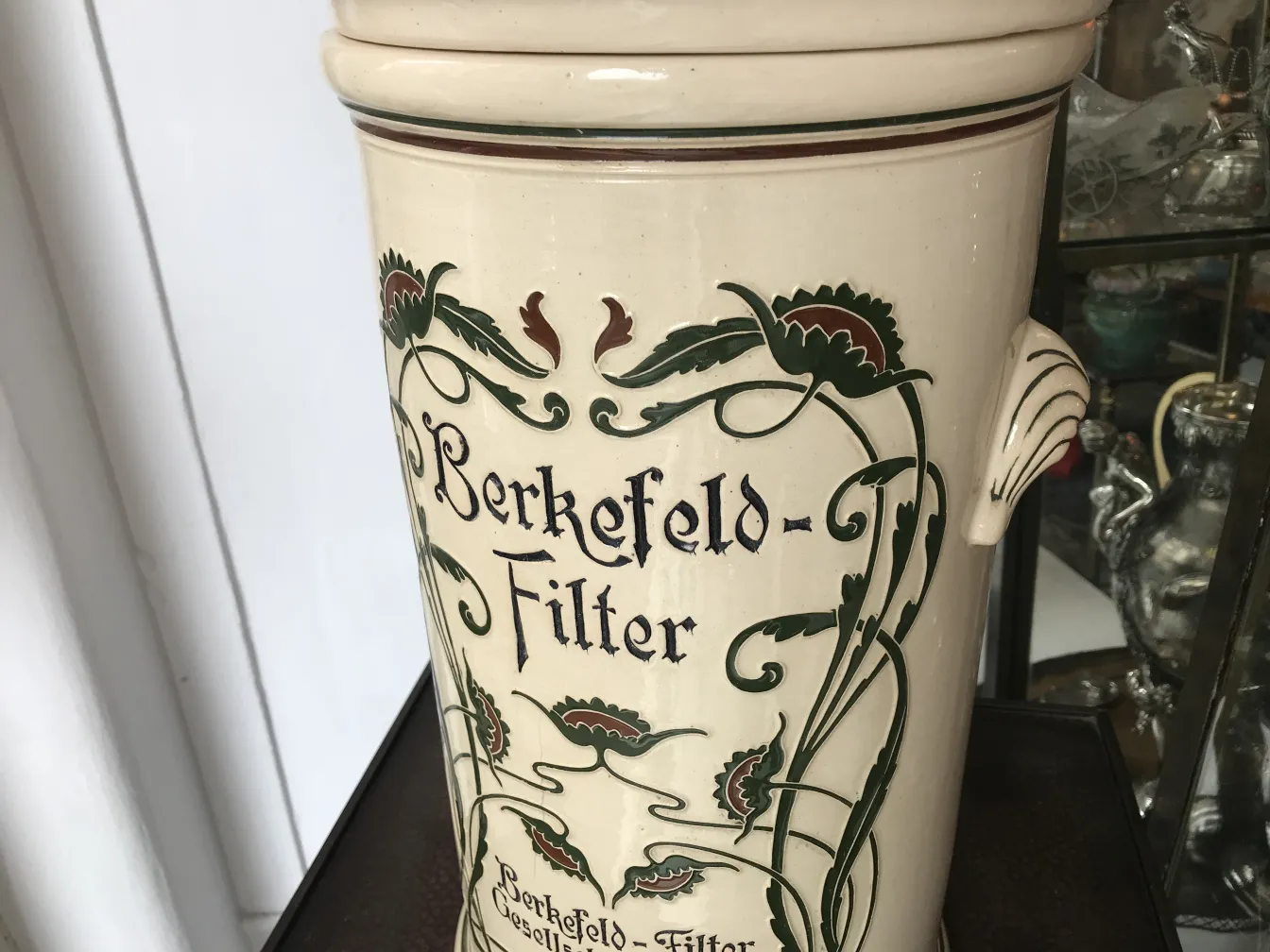 antica ceramica con decorazione floreale e scritte