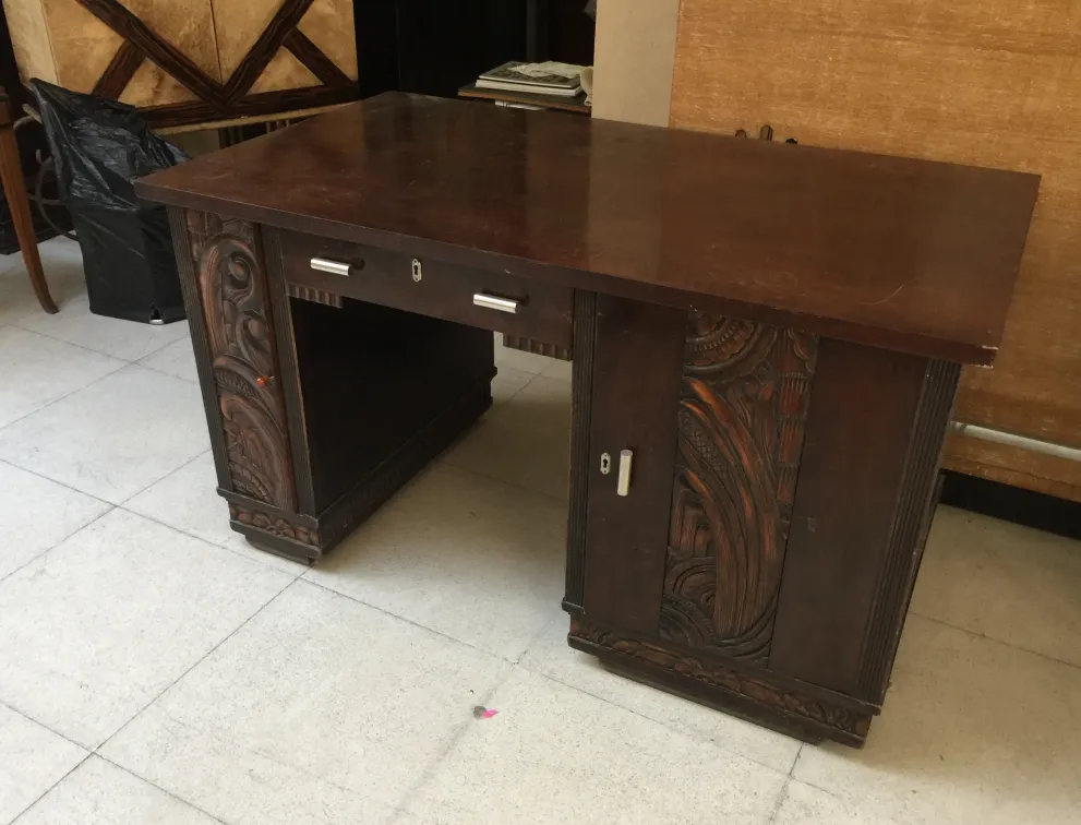 Escritorio antigo com design artesanal em uma sala