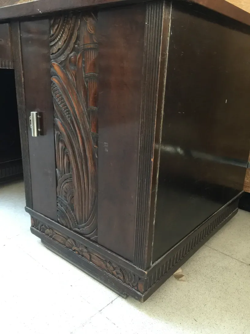 bureau ancien avec détails sculptés, ambiance classique