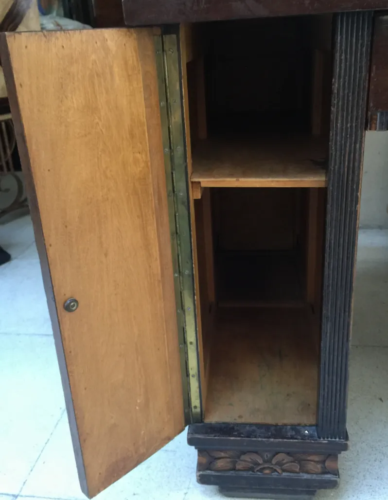 старинный рабочий стол с закрытым отсеком и внутренними полками