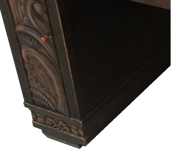 Vista de un antiguo escritorio con detalles tallados y adornos