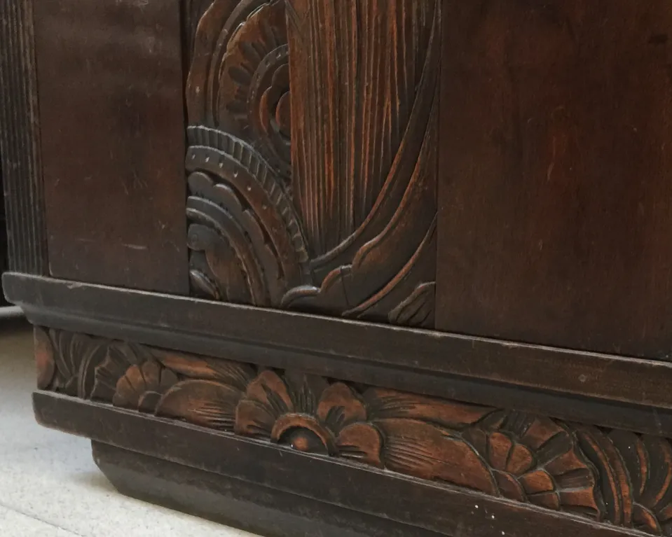 détail d'un bureau ancien avec des sculptures florales
