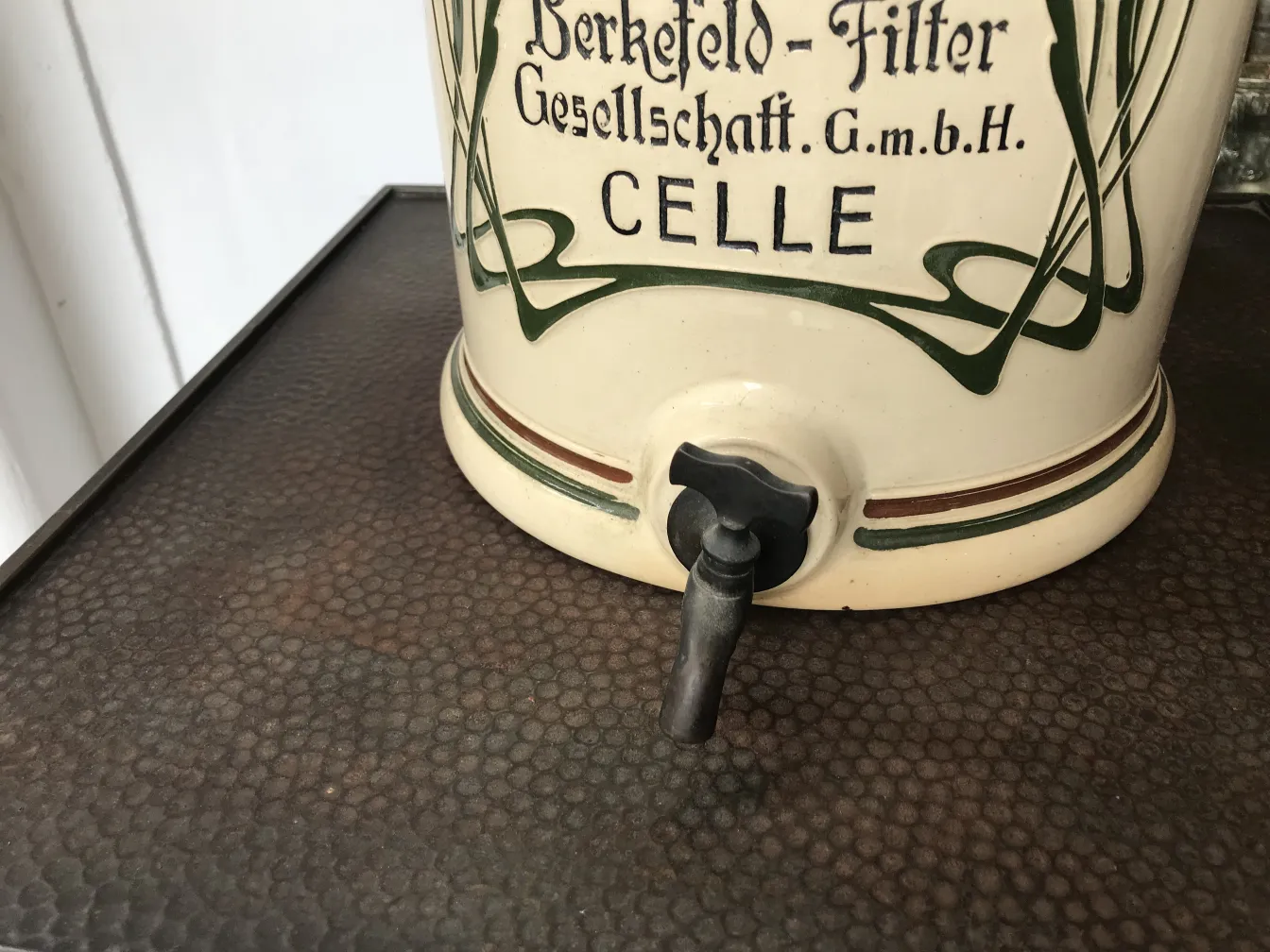 Antiker Keramikbehälter mit Wasserhahn, florale Dekoration