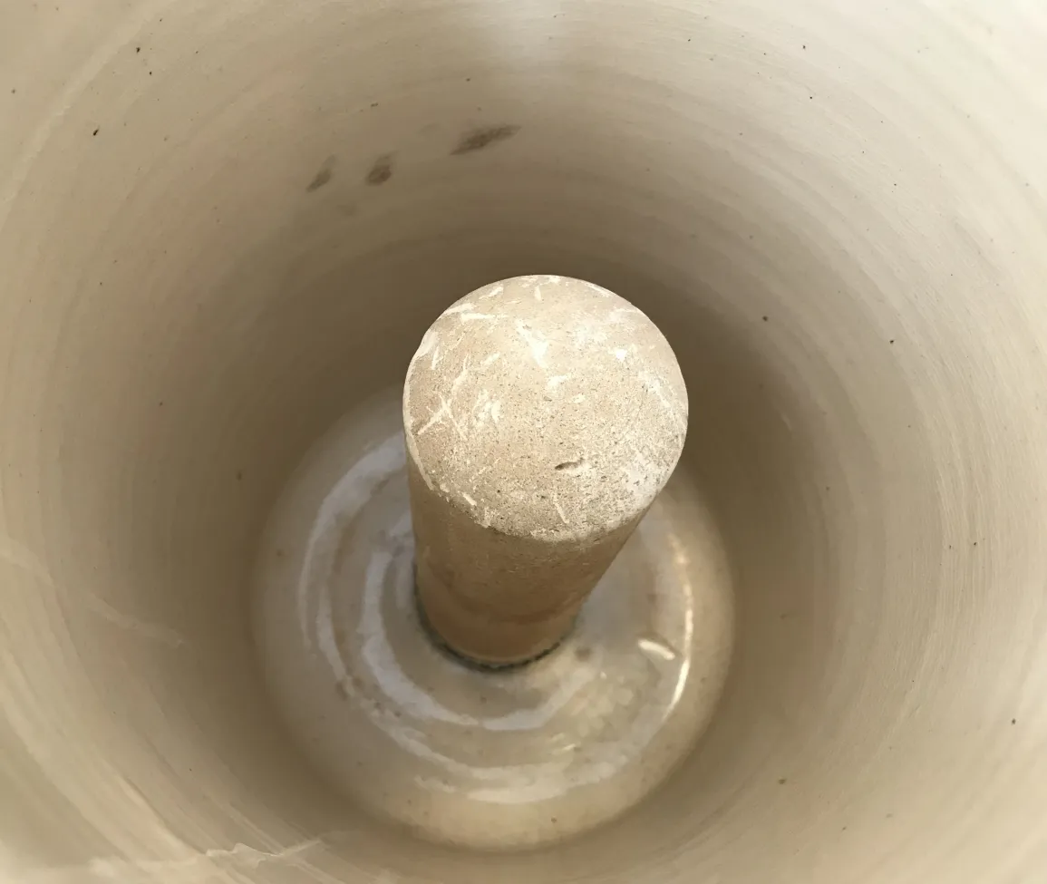 Vista interna di un oggetto di ceramica antico