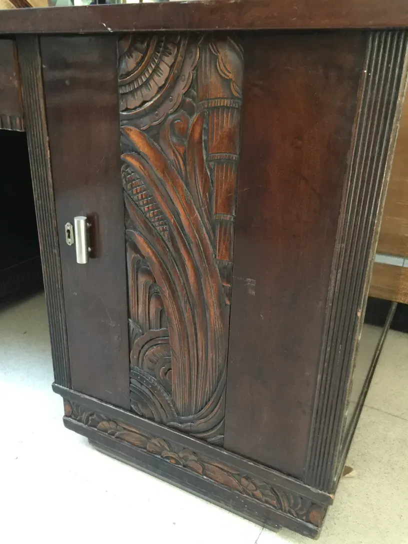 Escritorio antiguo con detalles tallados, decorado con una hermosa artesanía. Contexto de ambiente clásico.