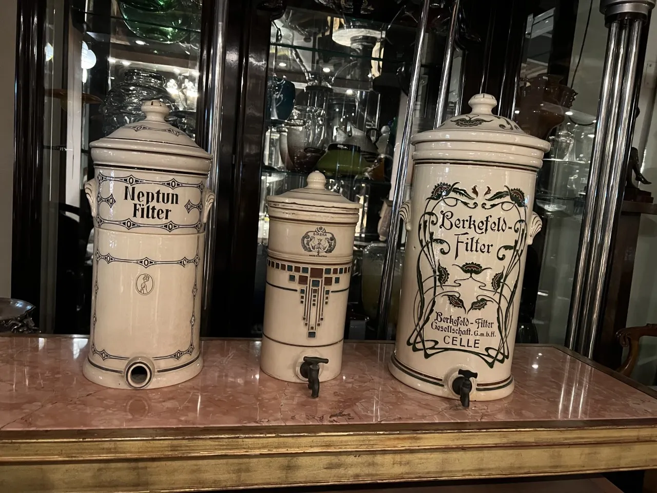 trois pièces de céramique anciennes avec des designs de filtre, dans un environnement décoratif