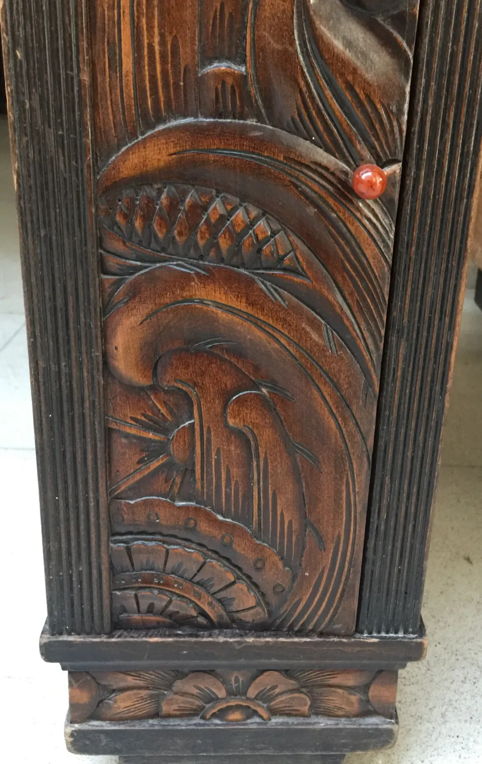 detalle tallado de un escritorio antiguo con un diseño intrincado