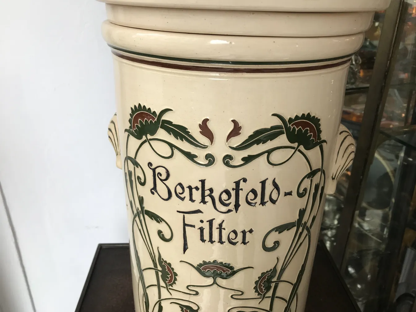 古い陶器の花柄デザインとバーケフェルトフィルターのテキスト。