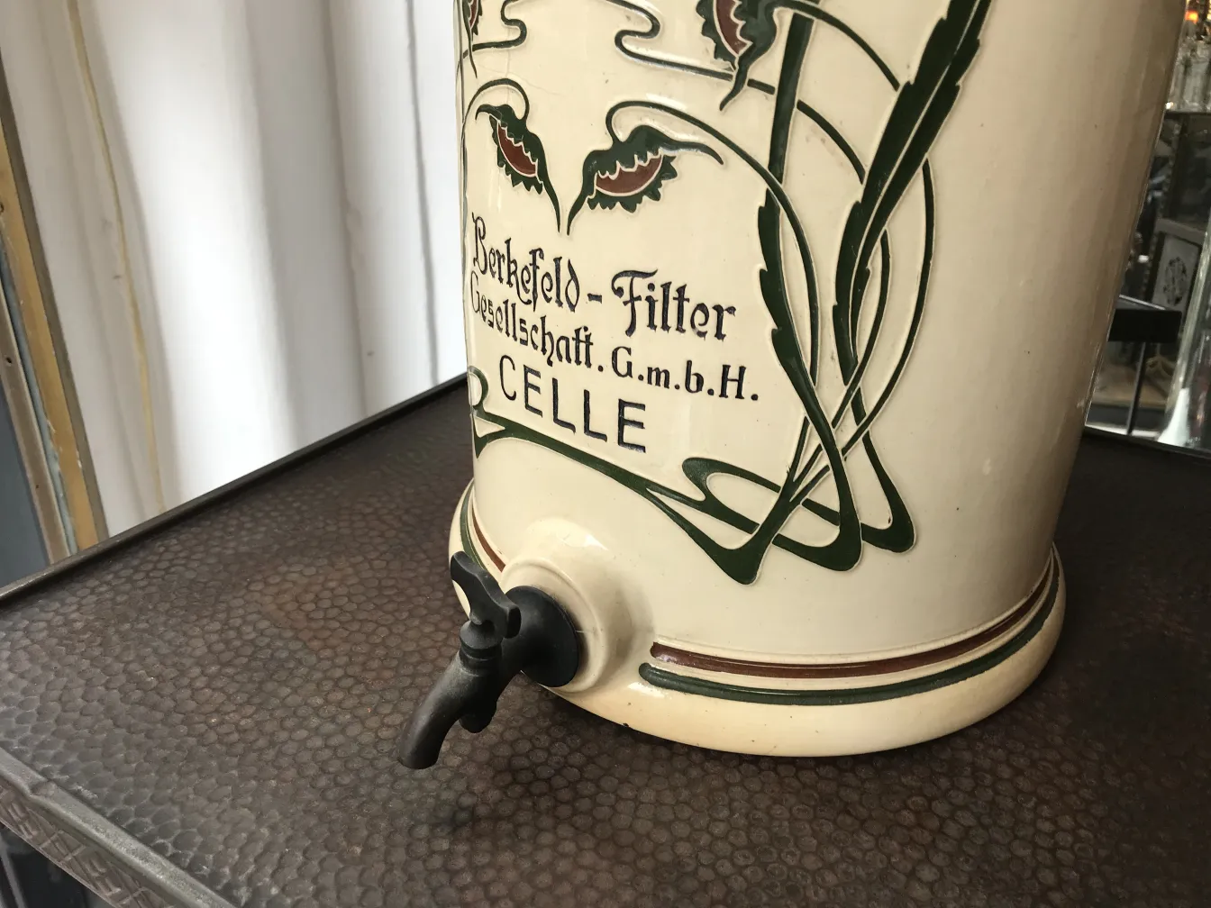 Pichet ancien en céramique avec détails verts et sceau