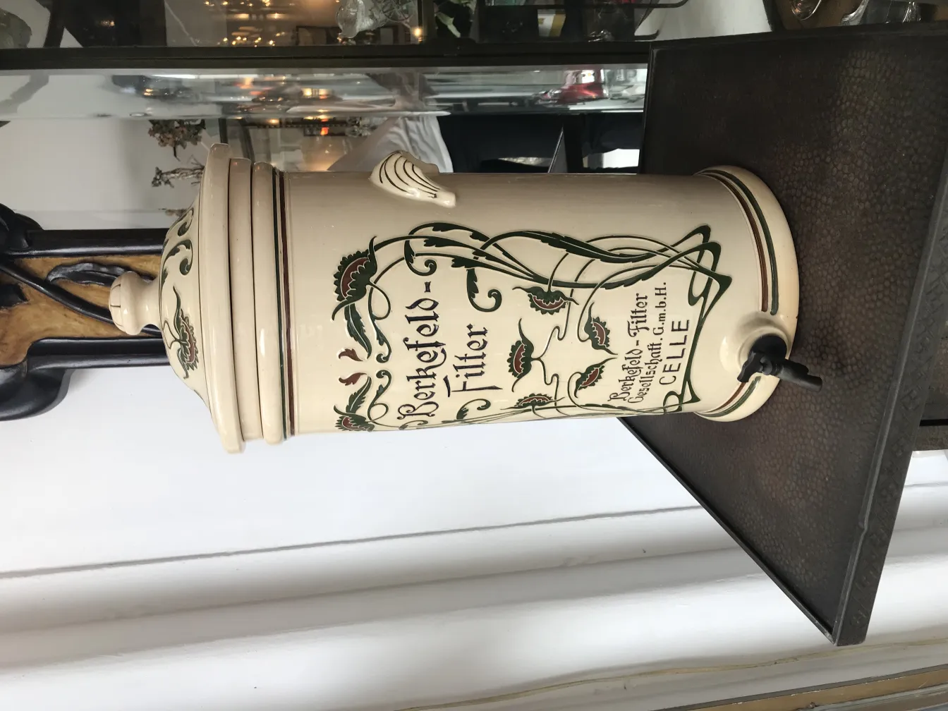 Antica ceramica decorata con motivi floreali in un ambiente elegante.