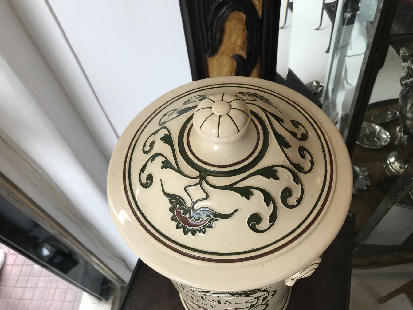 Cápsula de cerâmica antiga com linda decoração verde e floral