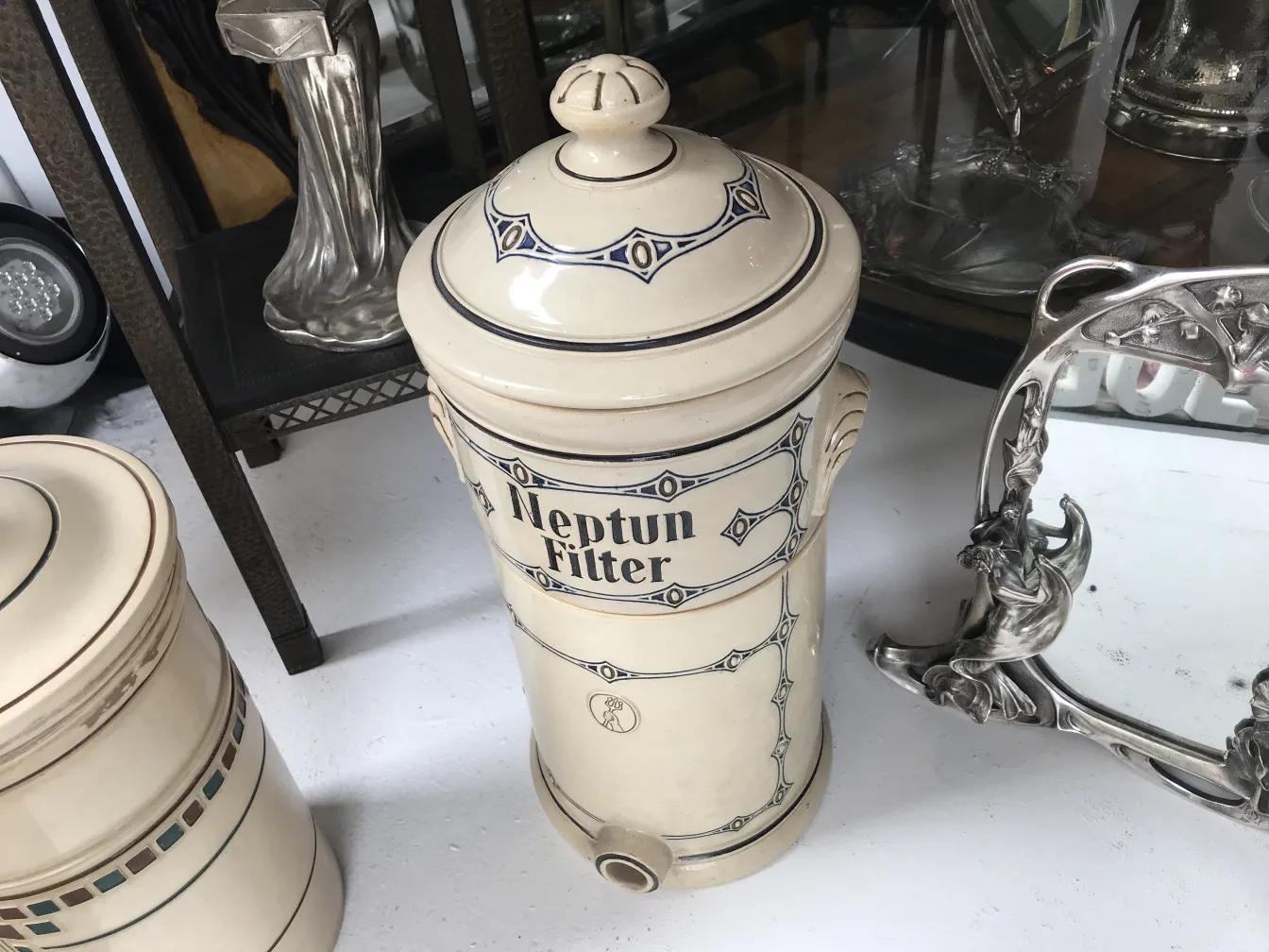 céramique antique avec couvercle et motif bleu et blanc