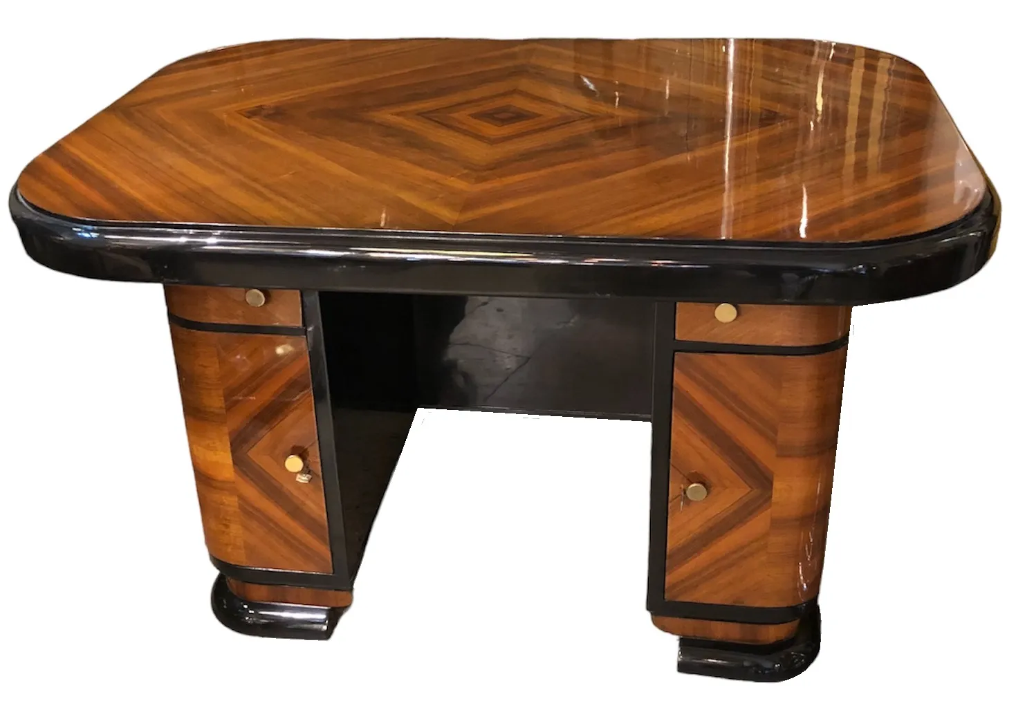 古典书桌，表面光滑，腿部有装饰细节。