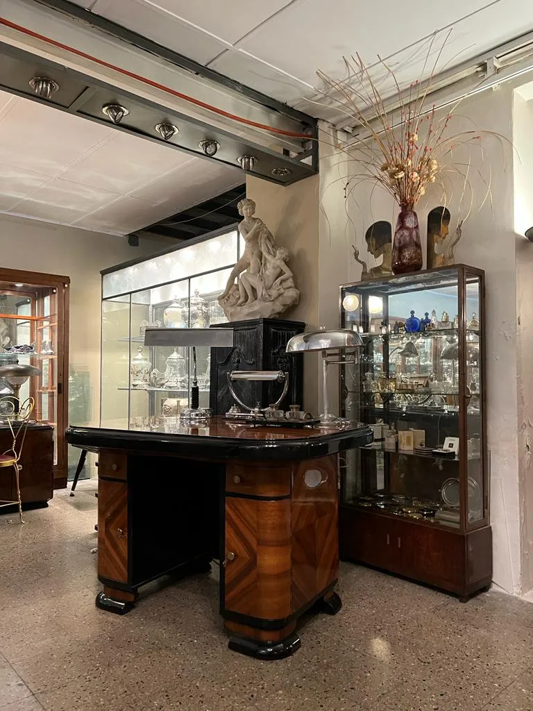 Escritorio antigo com superfície brilhante e elementos decorativos