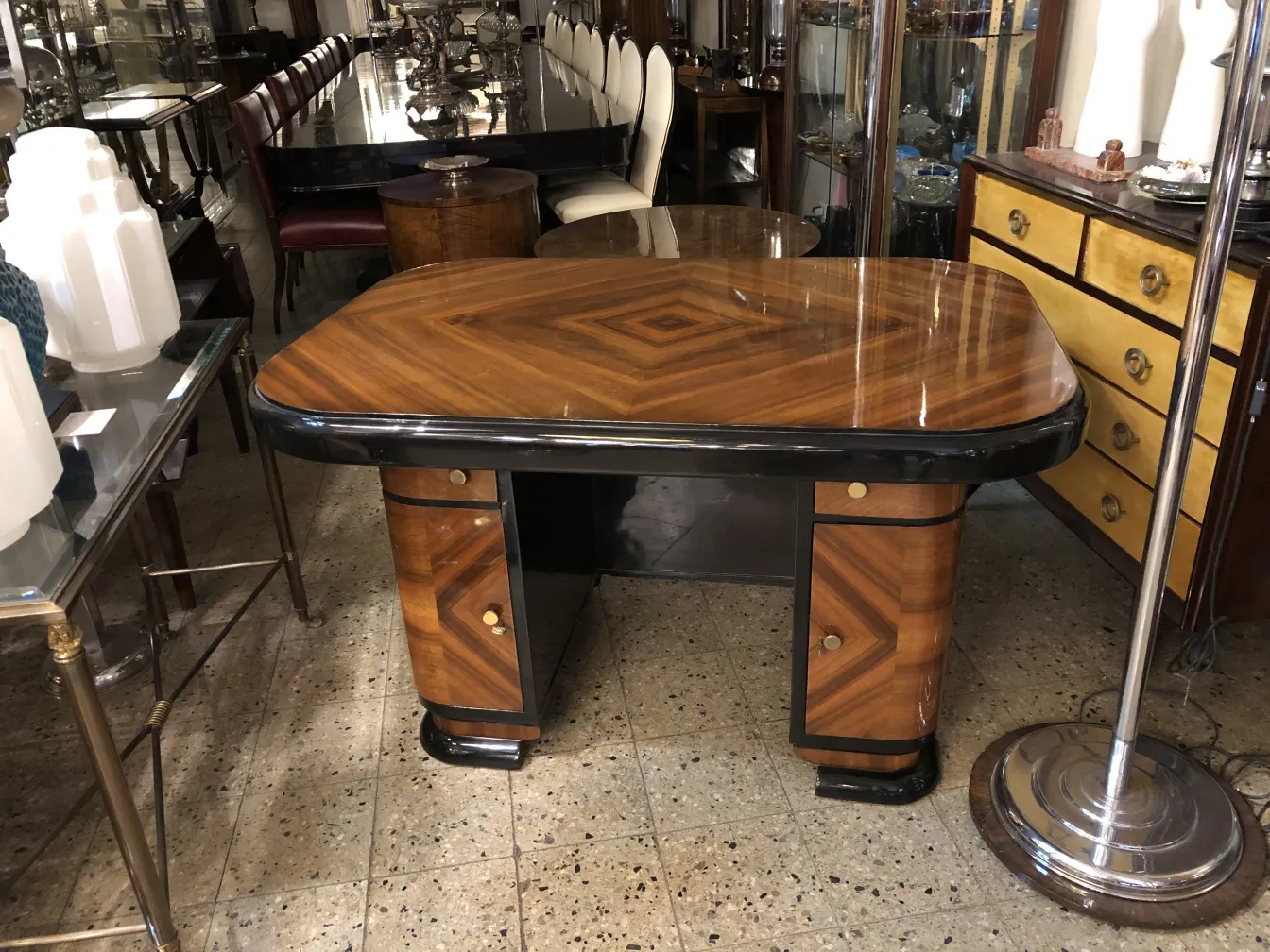 bureau ancien avec une forme unique et des détails décoratifs