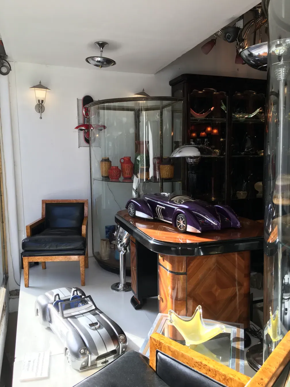 Escritorio antiguo decorado con accesorios y detalles visuales