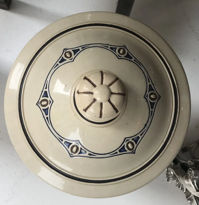Antik dekorativer Keramikdeckel mit blau-beigem Design