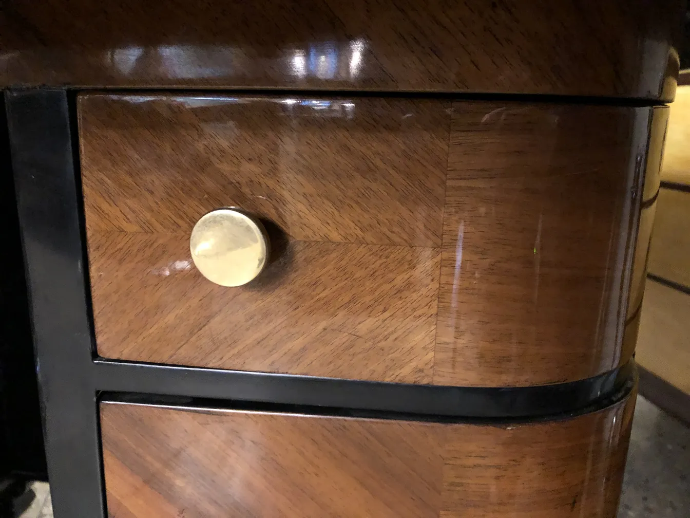 scrivania antica in legno con cassetti decorativi