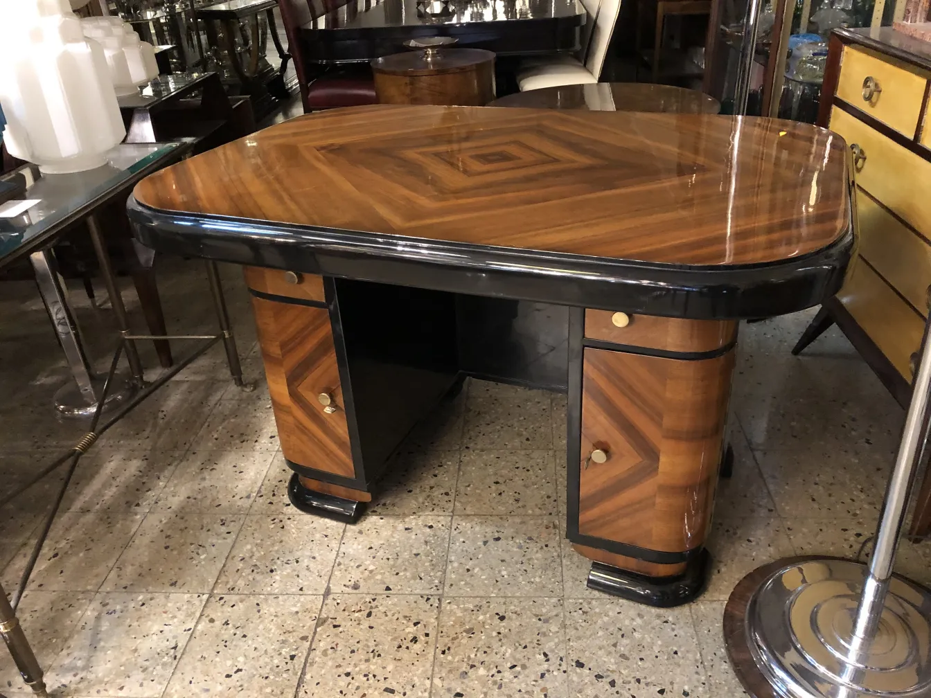 bureau ancien avec surface brillante et détails décoratifs